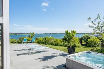 Image de Lake House - Brand New, Renovation Just Completed