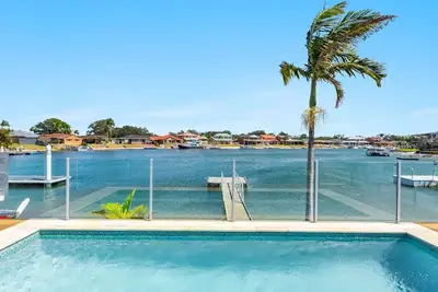 Image de Sandy Shores | Absolute Waterfront with swimming pool