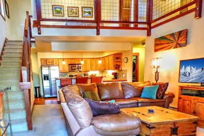 Image de ⭐️ New Listings ⭐️ Updated Loft + Gas Fireplace