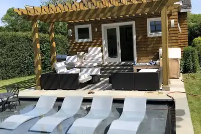 Image de Beautiful House and Pool House with Heated Pool and Large Yard