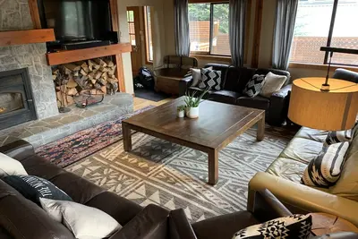 Image de Valhalla Ski Chalet- Hottub, short walk to village and lifts