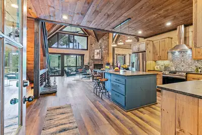 Image de Stunning New Luxury Cabin, close to town. Gated Community! Sleeps 10! Hot Tub