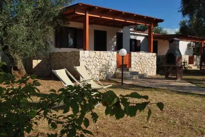 Image de Bungalow avec grand jardin privé et barbecue