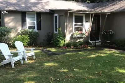 Image de Cozy Summer Cottage - great central location! !