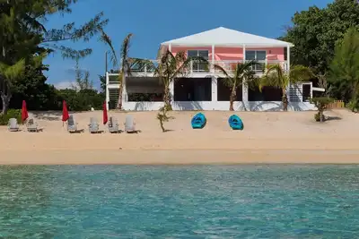 Image de Oceanfront Trela Sands - First Floor Suite on Sandy Beach