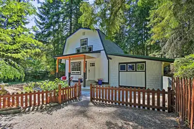 Image de Quaint Lake Cushman Cottage w/ Private Access!