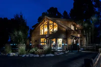 Image de Charming Log Cabin Family-friendly Home Walking Distance to Town Str-045