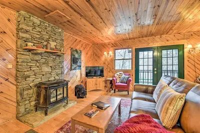 Image de Cozy Maggie Valley Cabin w/ Deck & Private Hot Tub