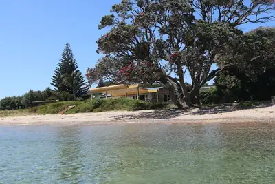 Image de Ruahau - Absolute Beachfront - Luxury House and Cabin - Bikes, Kayaks, Spa, Pets
