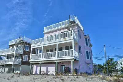 Image de Ocean Front. Ocean Views. Roof Top Deck. Beach Badges. Wifi. Tastefully decorated Brant Beach Ocean.