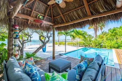 Image de Anchors Aweigh: Stunning Oceanfront Views, Dockage, Private Pool, Tiki Hut, Spacious & Dog-Friendly!