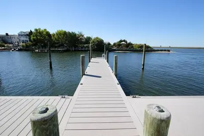 Image de Hi Speed WiFi. Pets considered. Bayfront. Bay views. Beach Badges. Private yard. Decking. . Outdoor.