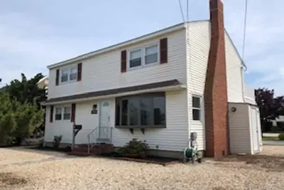 Image de Beach Badges. Wifi. Private yard. Washer & Dryer. Roomy cape located Bayside in Long Beach Island.