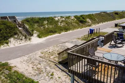 Image de \"Beachside Bungalow\" Ocean View Beach Cottage on Topsail Island