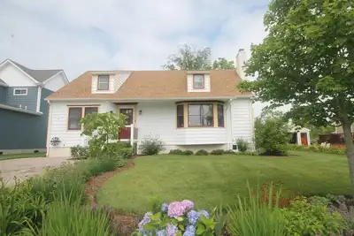 Image de Completely renovated 4 bed/2 bath home close to the Cape May Tennis Courts, Kiwanis Park with pond and walking distance to downtown and the beach.