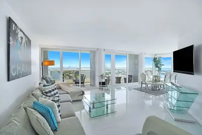 Image de Spectacular! Renovated 3 Bedroom Penthouse, Panoramic Water Views!