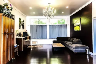 Image de Great Price! 4800sf 9 rooms 5 baths Gated New House Steps from Waimanalo Beach