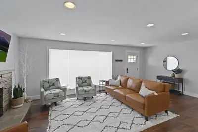 Image de Monthly Special! Location! New Everything 5 Bed Home w/ Hot Tub