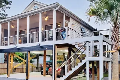 Image de Luxury Beach Haven on Folly! Just 2 Blocks to both the Beach & Center St!