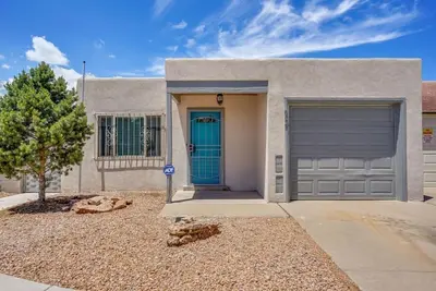 Image de Comfy, contemporary, quiet retreat with views of the Petroglyphs