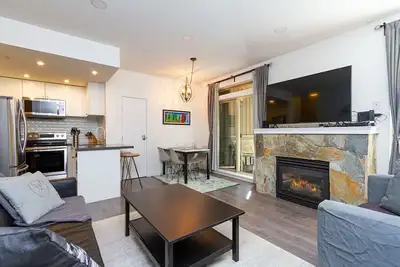 Image de Spacious & Tastefully renovated 1 Bed/1 Bath in the heart of Whistler Village