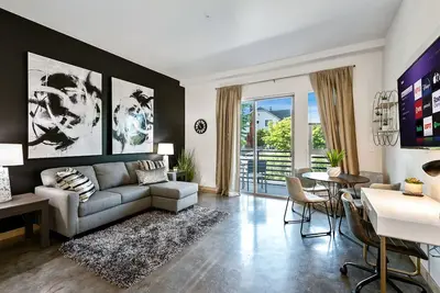 Image de New 2mi→Downtown ★ 2mi→Hospitals ★ Patio + Rooftop ★ Wi-fi ★W/D