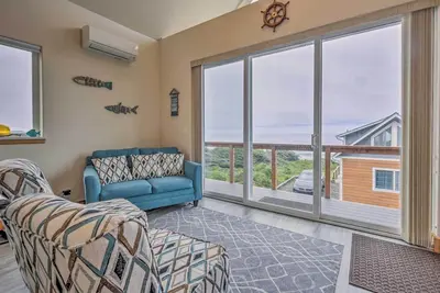 Image de Chic Beachfront Abode w/ Balcony & Beach Access!
