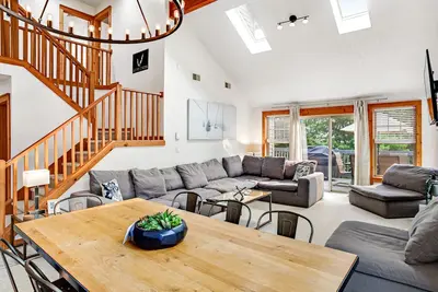 Image de Modern townhouse with high-speed WiFi  & washer/dryer