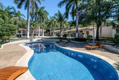 Image de Dog-Friendly & Convenient Studio with Shared Pool, Lanai, Water Views