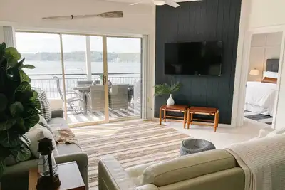 Image de 2 Pools, Boat Slip: Waterfront Condo in Lake Ozark