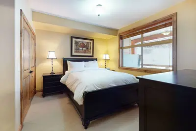 Image de Ski-in\/Ski-out Retreat W\/ Private Hot Tub, Full Kitchen, Fireplace & Free WiFi