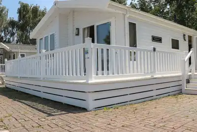 Image de The Goodwood Lodge, pet friendly, with pool in Chichester