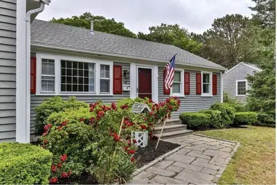 Image de A Cozy Cape house steps to Restaurants & Beaches ~1. 4 miles down scenic roads