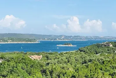 Image de Panoramic Lake Travis Escape – 3br 3ba Unit w Lake View Balcony & Resort Pools