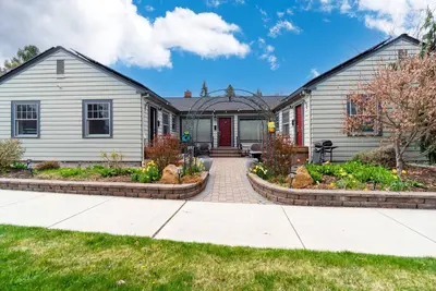 Image de Historic Drake Cottage 30 Day Rental. Across from Drake Park, Mirror Pond, downtown Bend. Furnished.
