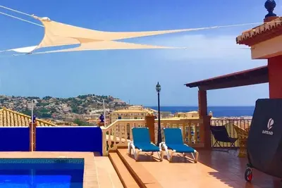 Image de Villa Serymar avec vue sur montagne et mer, piscine privée, terrasse, A\/C et WiFi. Animaux admis