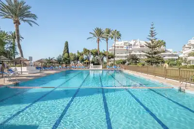 Image de Appartement spacieux et aux vues fantastiques sur la mer, piscine, jardin et Wi-Fi