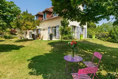Image de Maison avec piscine privée, 3 chambres et jardin fleuri, proche de Sarlat et des sites touristiques.