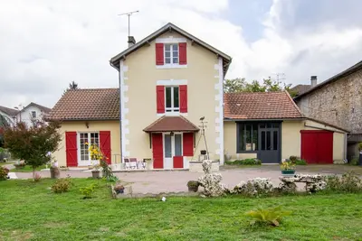 Image de Maison rénovée avec grand jardin clos, 3 terrasses et équipements modernes près de Brantôme.