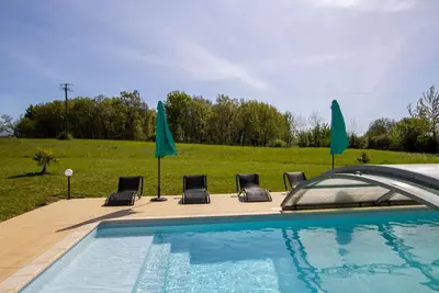 Image de Gîte avec étang privé, piscine partagée et WiFi en Dordogne