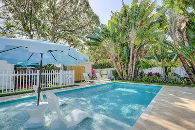 Image de Downtown Tropical Oasis- heated Pool/ Private fenced yard.