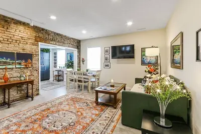 Image de Downtown Lake Geneva- New York Suite |Big Apple Themed |Near Restaurants & Boutiques |Onsite Parking
