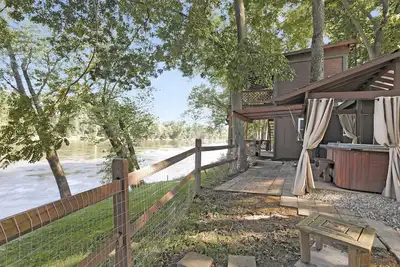Image de Waterfront Cabin overlooking the Potomac River W/ Hot Tub