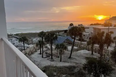 Image de Sunset Views + Ocean Front Condo Getaway