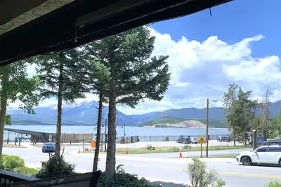 Image de Luxurious Lakefront Haven - Prime Ski Access & Majestic Mountain Views!