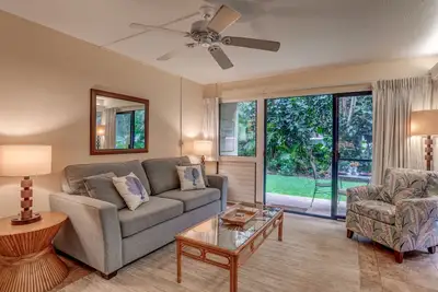 Image de Renovated 1bd ground-floor condo with garden view