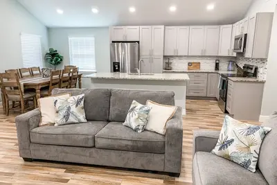Image de Gorgeous water front home with amazing views and fishing!