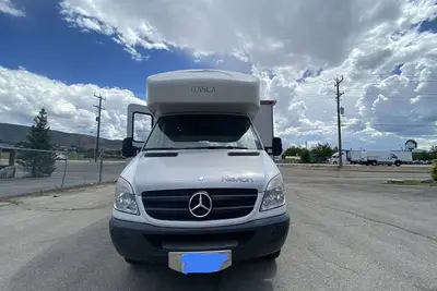 Image de Luxury Mercedes Class C - Non Stationary Rv Rental Sleeps 5