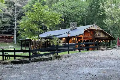 Image de Rock House Cabins in Hocking Hills, Oh. Located beside Rock House State Park.