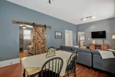 Image de Rustic Retreat - Cute and Cozy! Centrally Located
